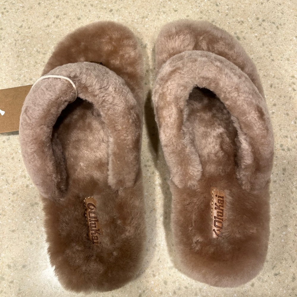 OluKai women’s fuzzy flip flop slippers. BRAND NEW